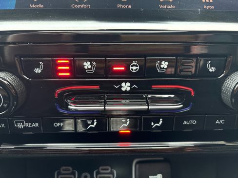 Used 2024 Jeep Grand Cherokee L Limited w/ Luxury Tech Group II image 23