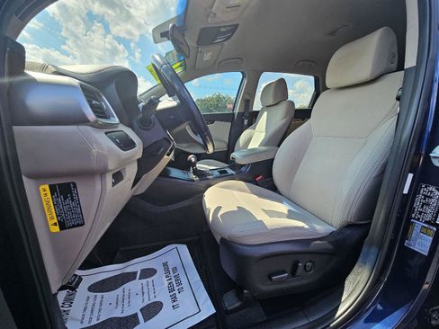 Used 2017 Kia Sorento LX w/ LX Convenience Package image 6