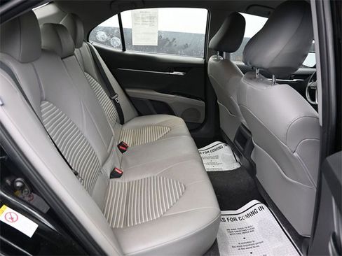 Used 2018 Toyota Camry SE image 6