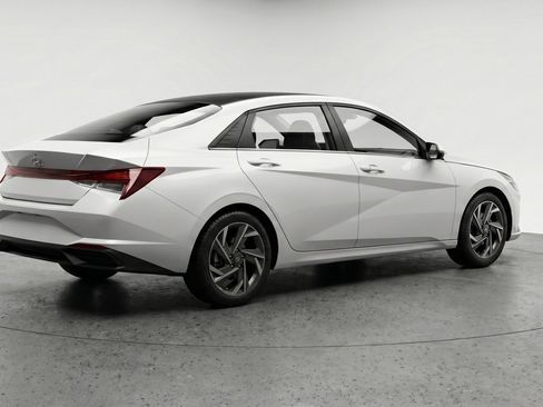 Used 2025 Hyundai Elantra SEL FWD image 9