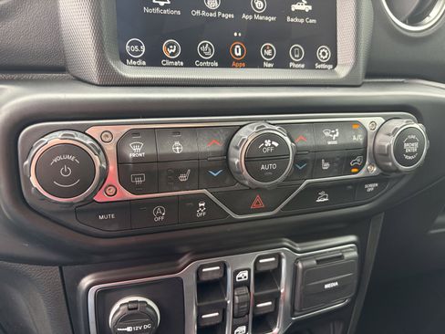 Used 2022 Jeep Gladiator Overland w/ Popular Equipment Package AWD/4WD image 17