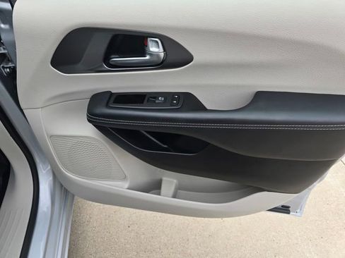 Used 2024 Chrysler Pacifica Touring-L FWD image 16