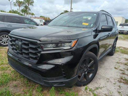 Used 2025 Honda Pilot Sport image 4