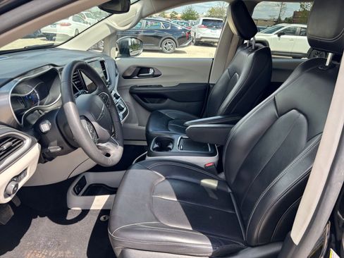Used 2023 Chrysler Pacifica Touring-L FWD image 29
