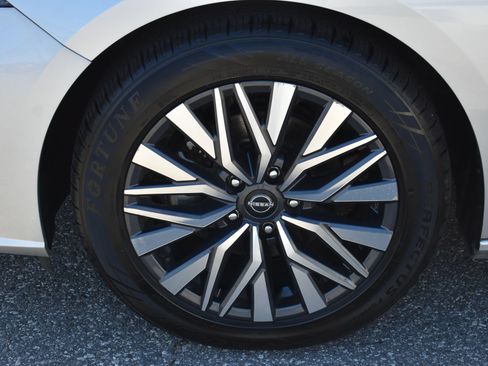 Used 2024 Nissan Altima 2.5 SV FWD image 10
