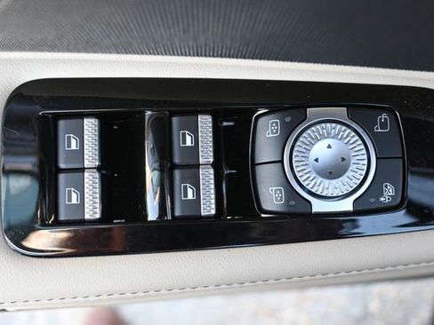 Used 2025 Lincoln Nautilus Premier image 11