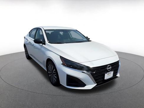 Used 2025 Nissan Altima 2.5 SV FWD image 3