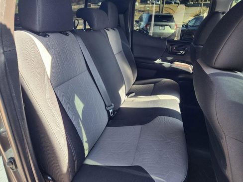 Used 2022 Toyota Tacoma TRD Off-Road image 9