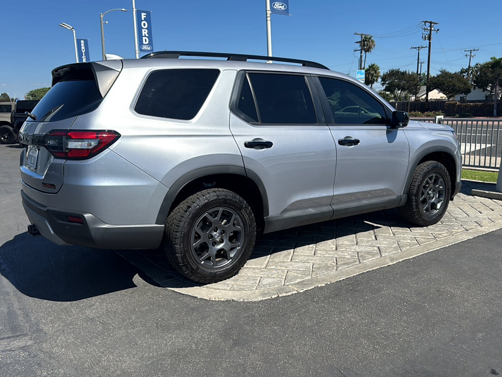 Used 2025 Honda Pilot TrailSport image 2