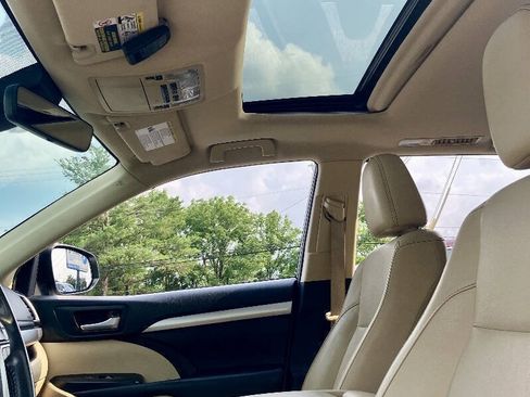 Used 2019 Toyota Highlander XLE AWD/4WD image 13