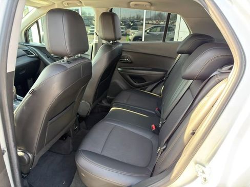 Used 2022 Chevrolet Trax LT w/ LT Convenience Package image 12