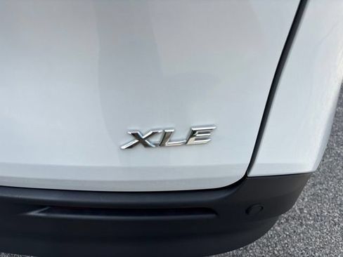 Used 2026 Toyota Sienna XLE FWD image 5