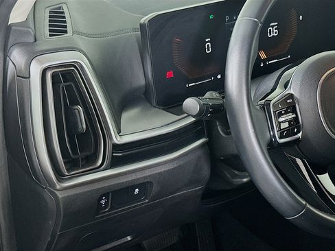 Used 2024 Kia Sorento S image 17