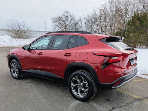 Used 2025 Chevrolet Trax LT w/ LT Convenience Package image 5