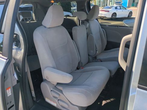 Used 2020 Toyota Sienna LE image 24