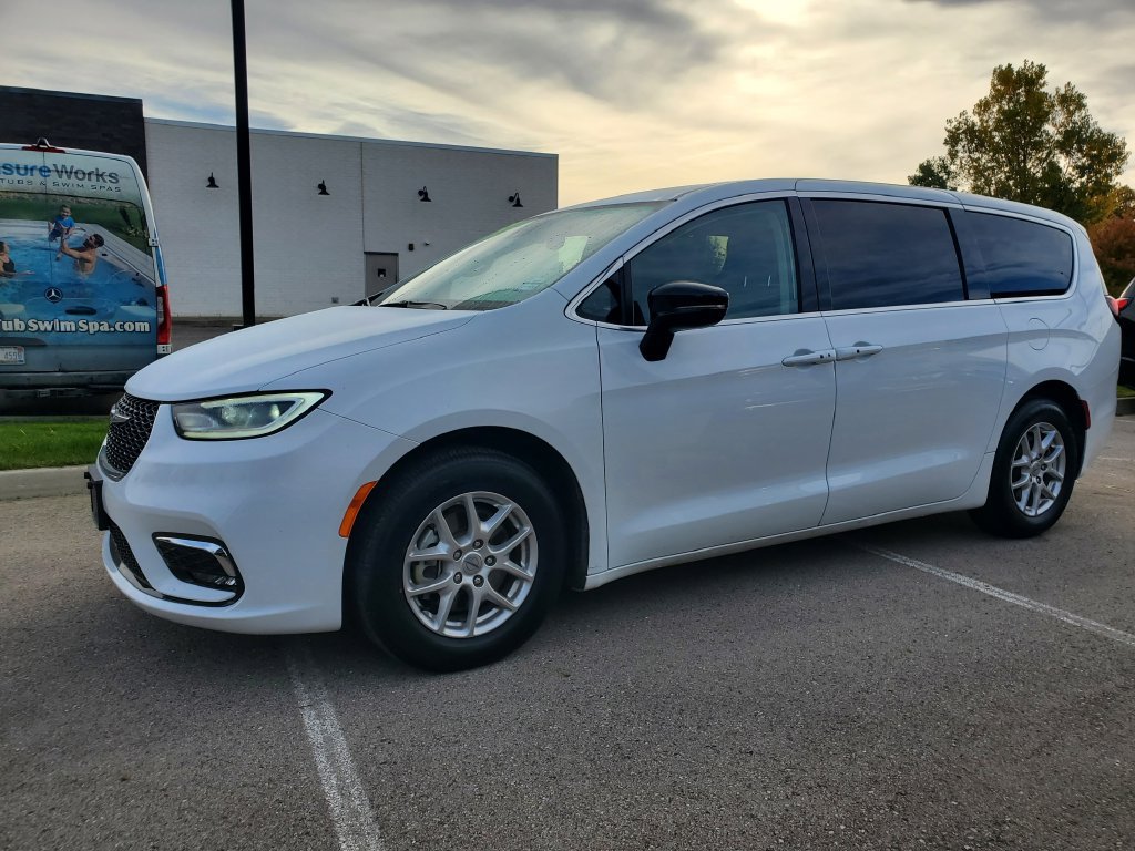 Used 2024 Chrysler Pacifica Touring-L FWD image 2