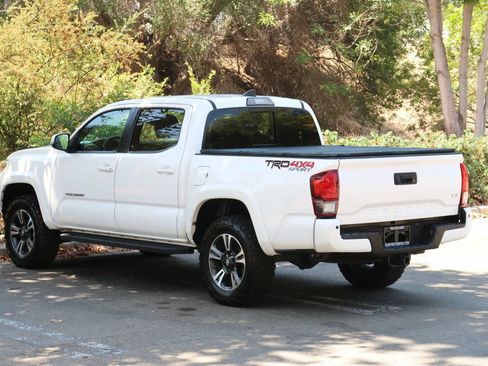 Used 2018 Toyota Tacoma TRD Sport w/ Technology Package AWD/4WD image 8