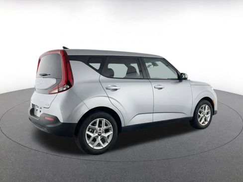 Used 2025 Kia Soul LX w/ LX Technology Package FWD image 9