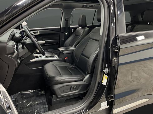 Used 2023 Ford Explorer XLT image 4
