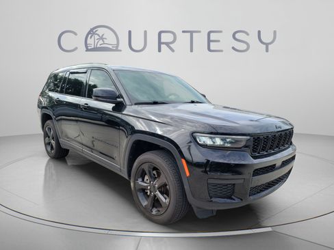 Used 2022 Jeep Grand Cherokee L Laredo RWD image 4