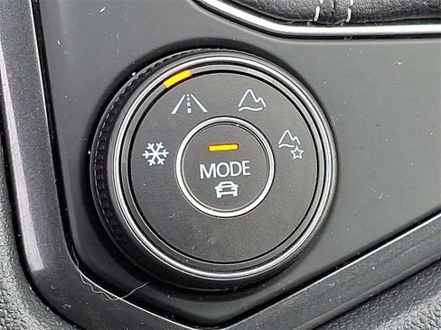 Used 2022 Volkswagen Tiguan SE image 24