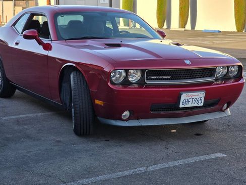 Used 2009 Dodge Challenger SE RWD image 1
