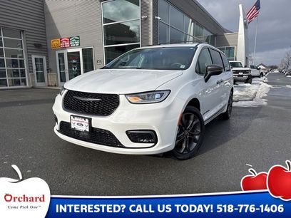 Used 2023 Chrysler Pacifica Touring-L w/ Road Tripper Package