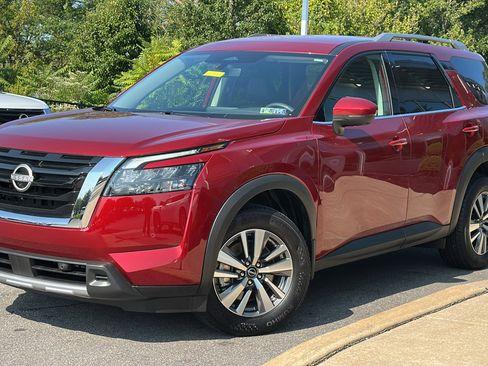 Certified 2025 Nissan Pathfinder SL image 1