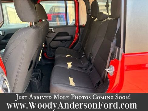 Used 2023 Jeep Gladiator Overland AWD/4WD image 9