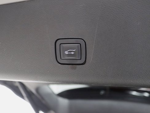 Used 2018 Chevrolet Traverse LT image 34