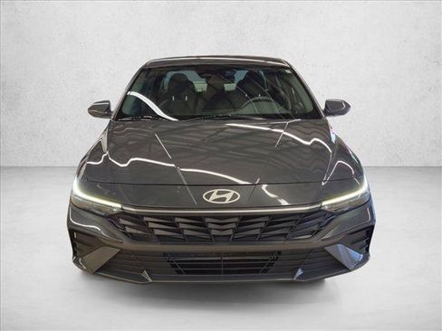 Used 2025 Hyundai Elantra SE FWD image 2