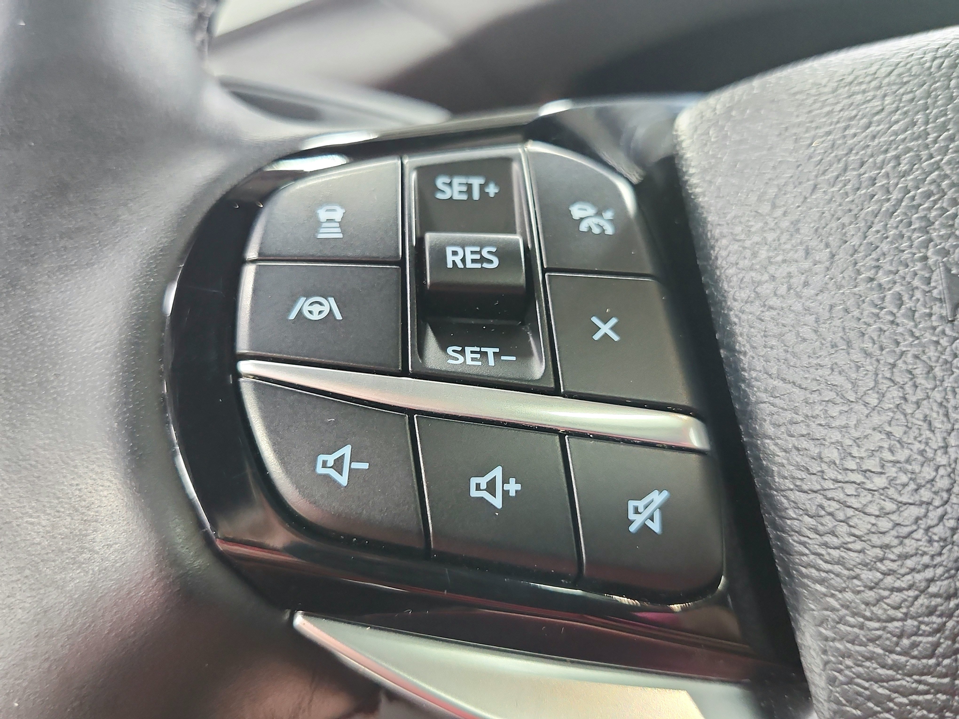 Used 2023 Ford Explorer Platinum w/ Technology Package AWD/4WD image 25