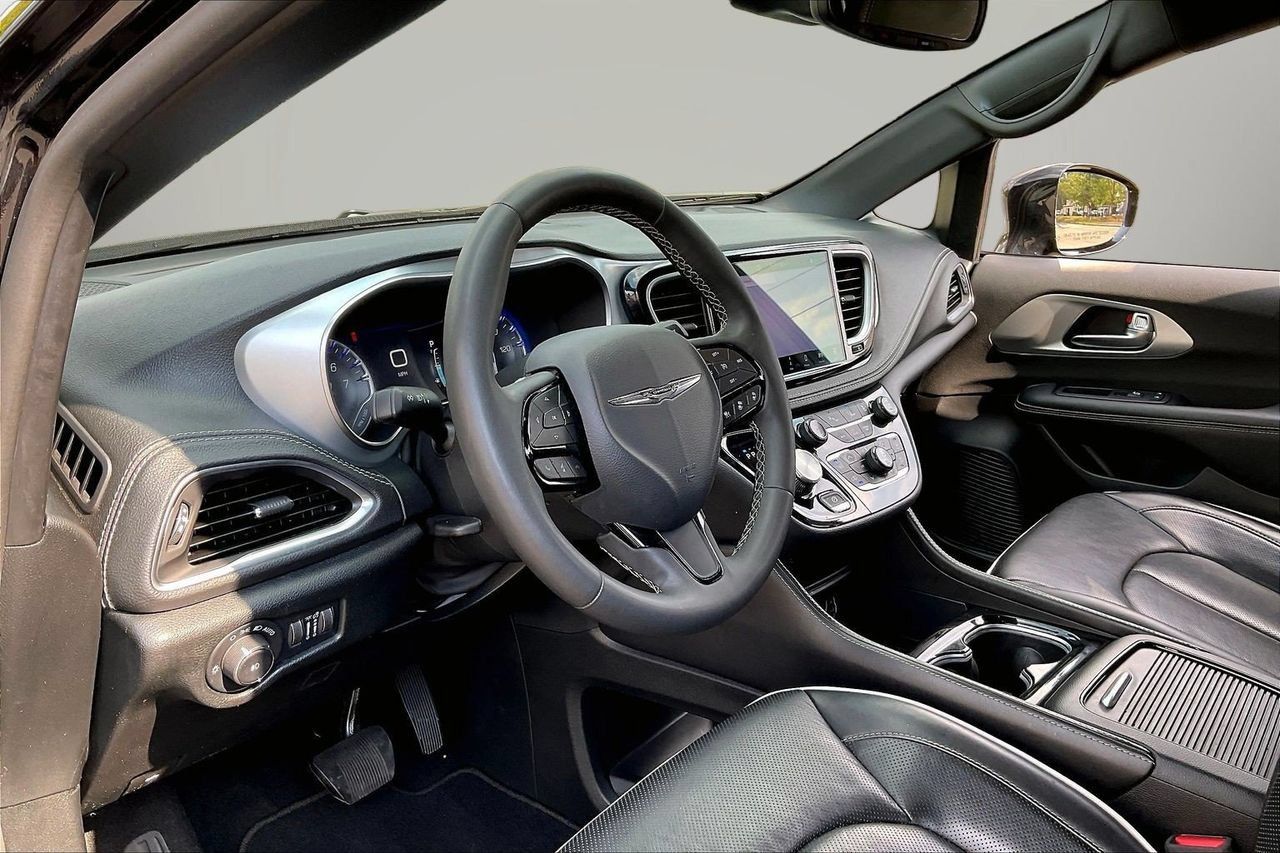 Used 2025 Chrysler Pacifica Limited FWD image 20