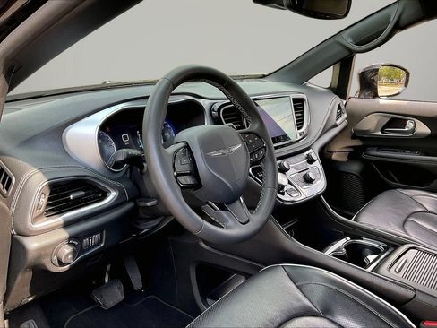 Used 2025 Chrysler Pacifica Limited FWD image 20