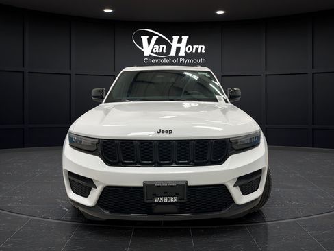 Used 2023 Jeep Grand Cherokee Altitude AWD/4WD image 2