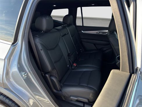 Used 2025 Cadillac XT6 Luxury image 19