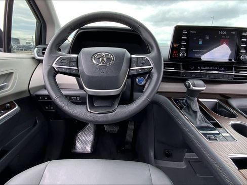 Certified 2024 Toyota Sienna XLE FWD image 6