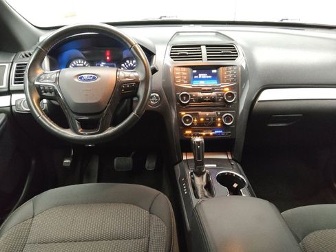 Used 2017 Ford Explorer XLT image 22