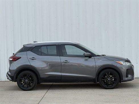 Used 2023 Nissan Kicks SV image 3