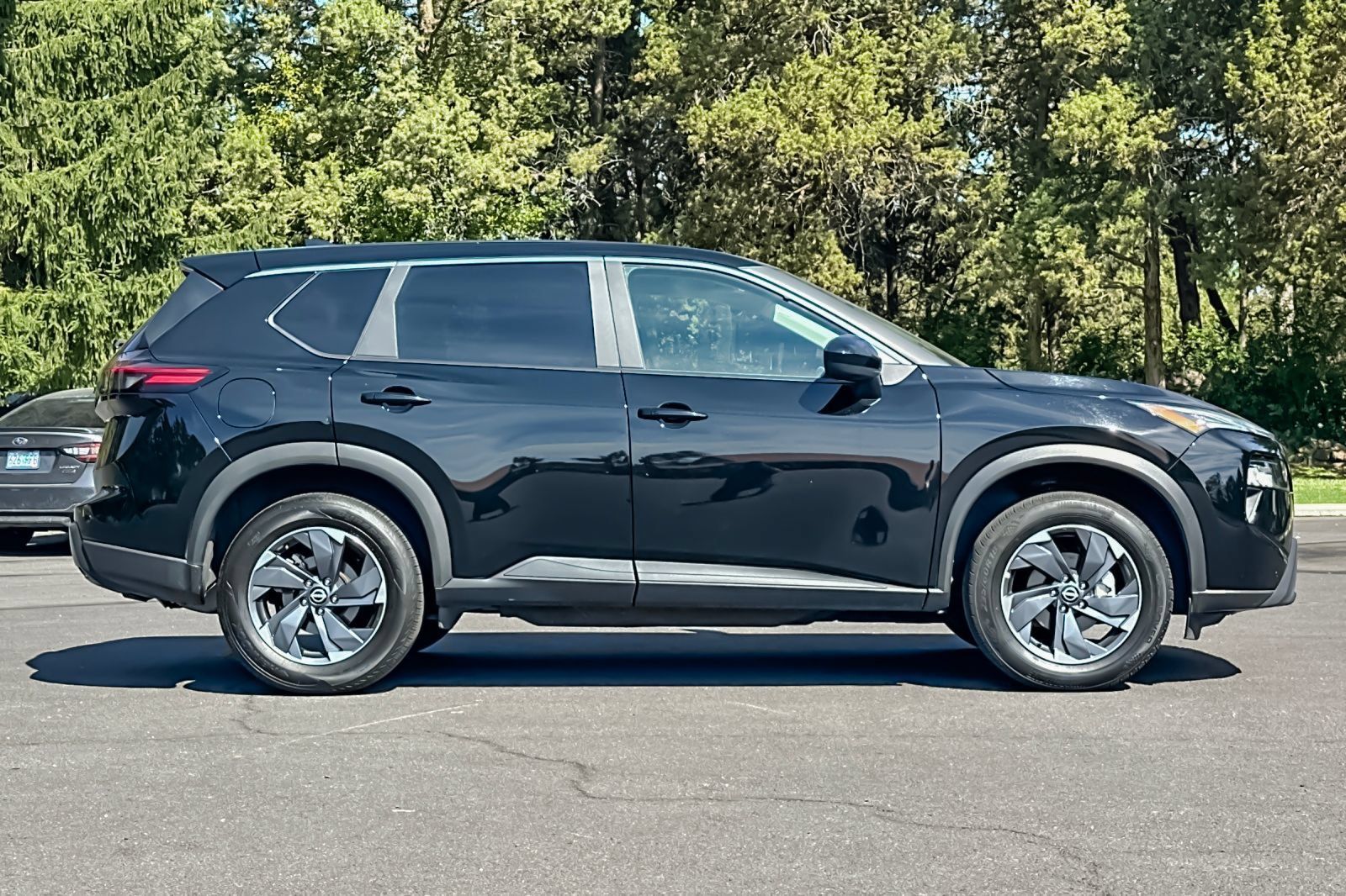 Used 2025 Nissan Rogue SV FWD image 3