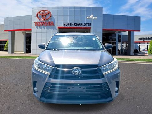 Used 2017 Toyota Highlander SE AWD/4WD image 2