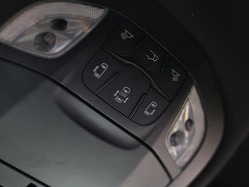 Used 2025 Chrysler Pacifica Select FWD image 41