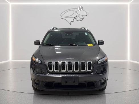 Used 2018 Jeep Cherokee Latitude Plus w/ Comfort/Convenience Group AWD/4WD image 8