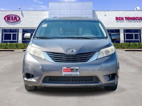 Used 2012 Toyota Sienna LE w/ Towing Pkg FWD image 2