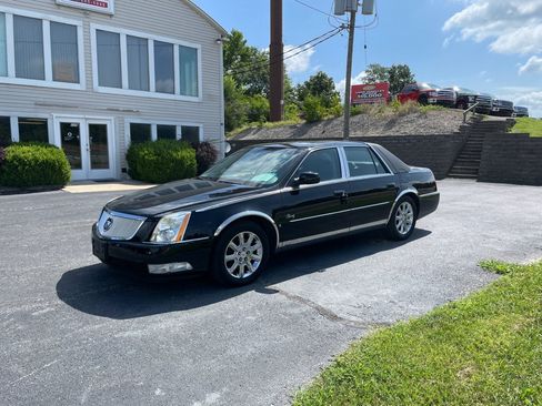 Used 2009 Cadillac DTS w/ Sun And Sound Package FWD image 1