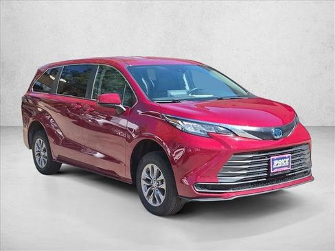 Used 2022 Toyota Sienna LE FWD image 3