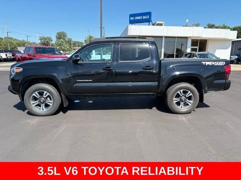 Used 2019 Toyota Tacoma TRD Sport AWD/4WD image 2