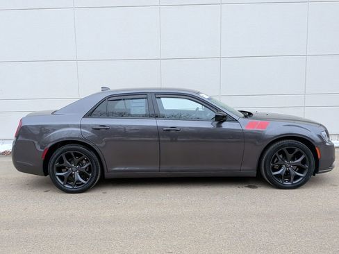 Used 2022 Chrysler 300 Touring w/ Sport Appearance Package image 5