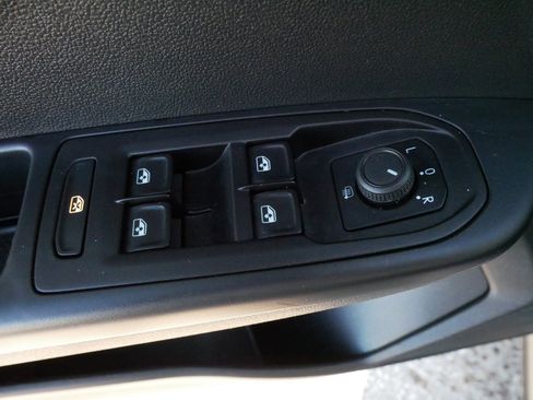 Certified 2022 Volkswagen Taos SE w/ Panoramic Sunroof Package image 19