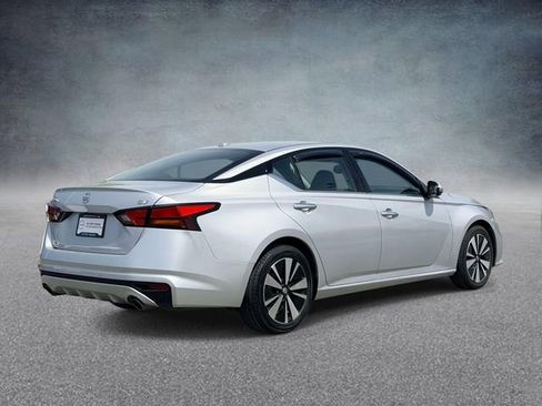 Used 2019 Nissan Altima 2.5 SV image 2